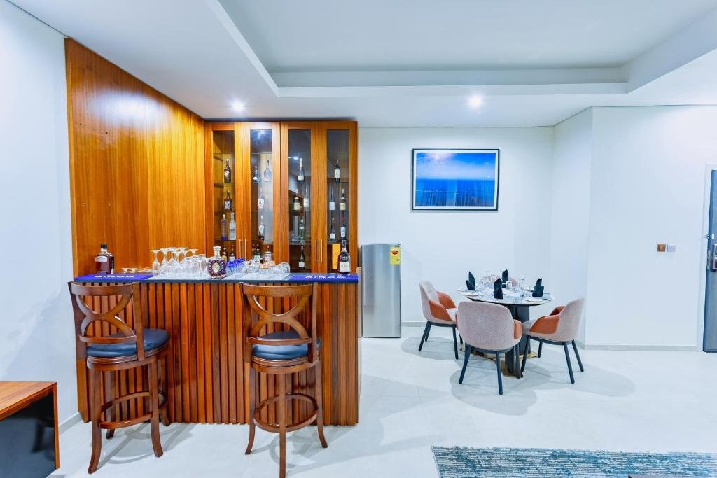 Alisa Hotel Tema