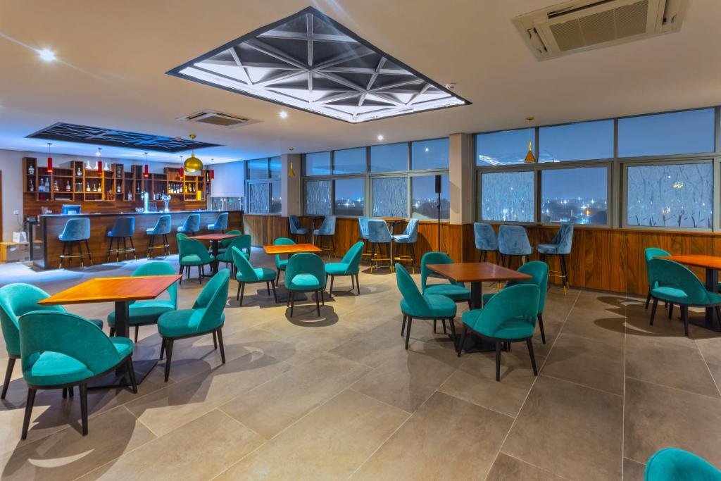 Alisa Hotel Tema
